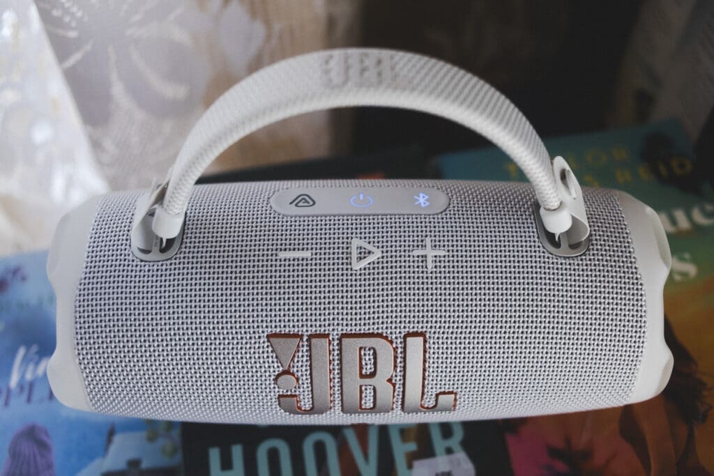 JBL Charge 6 har en ny og fin stropp.