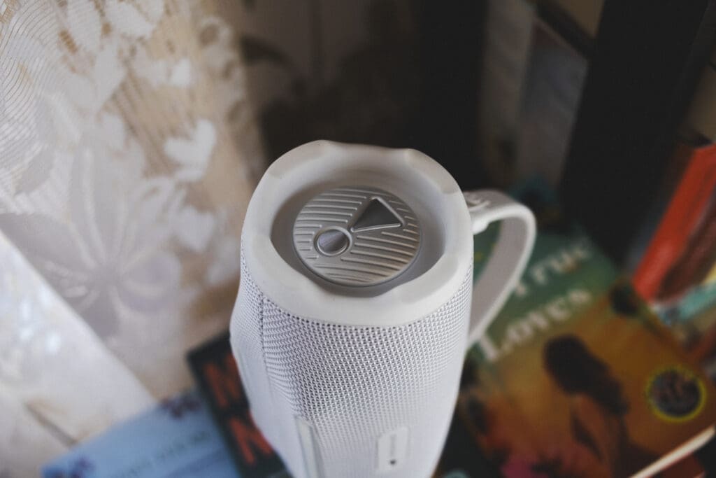 JBL Charge 6s basselement vibrerer hardt.