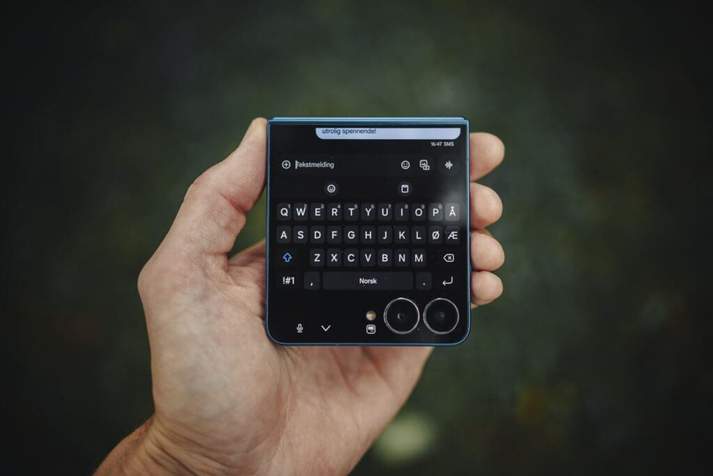 Samsung Galaxy Z Flip7 med tastatur på omslagsskjerm.