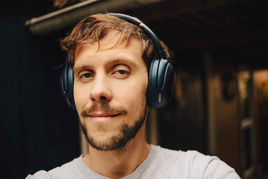 Ole Magnus Kinapel med JBL Tour One M3 på hodet.