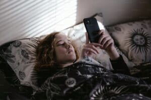 Mange teknologiselskaper tjener gode penger på folks ensomhet. (III:Unsplash/Annie Spratt).