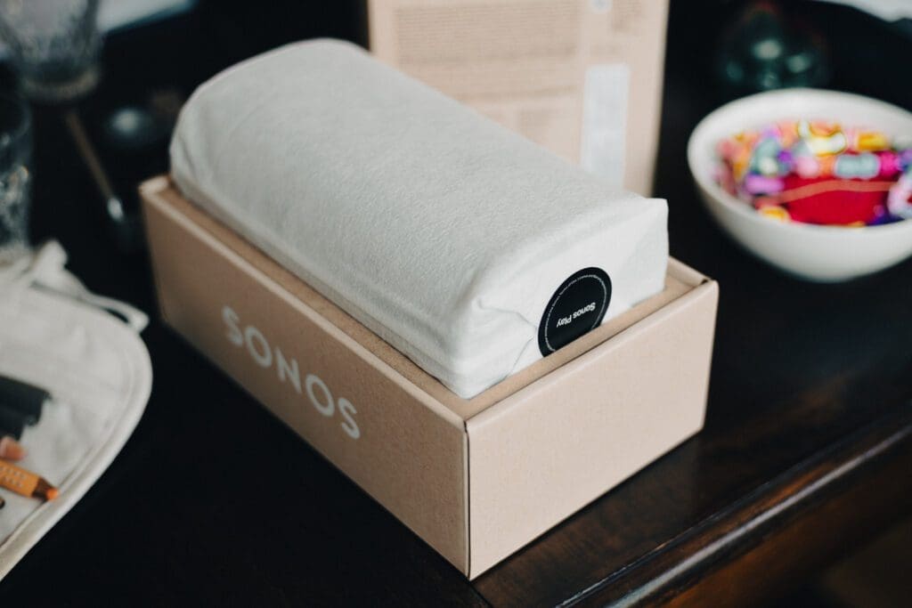 Sonos Play i esken.