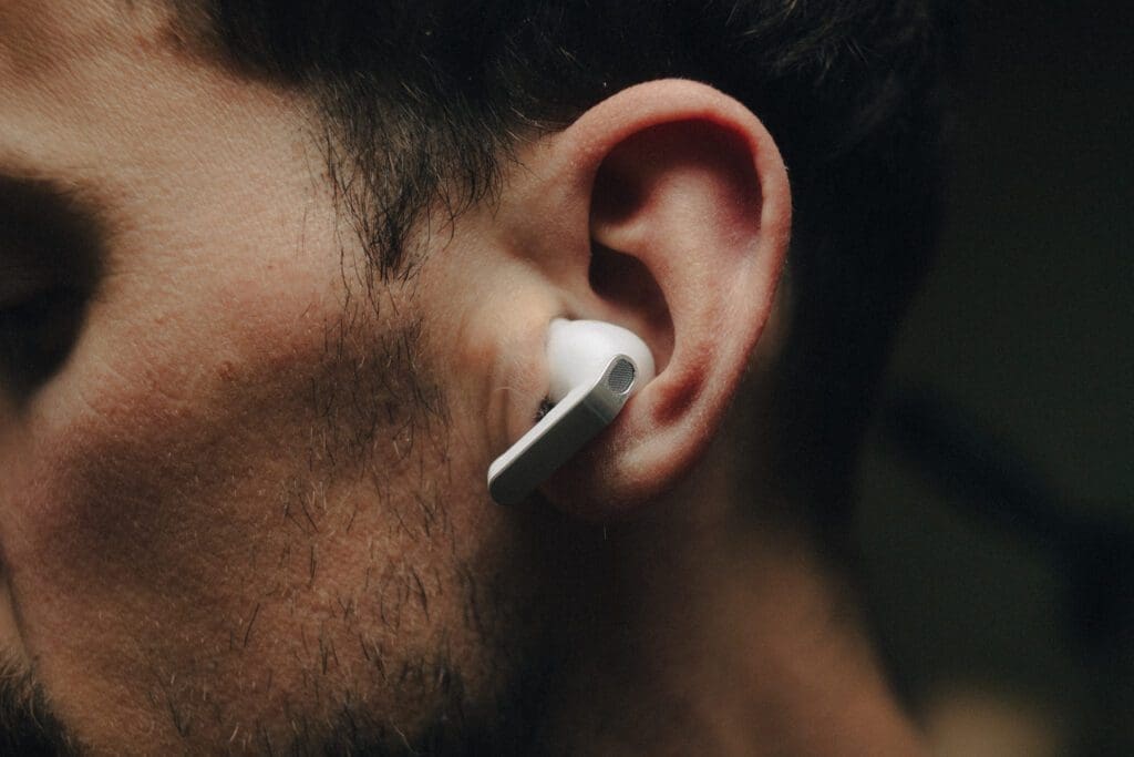 Samsung Galaxy Buds4 Pro sitter i øret på testeren.