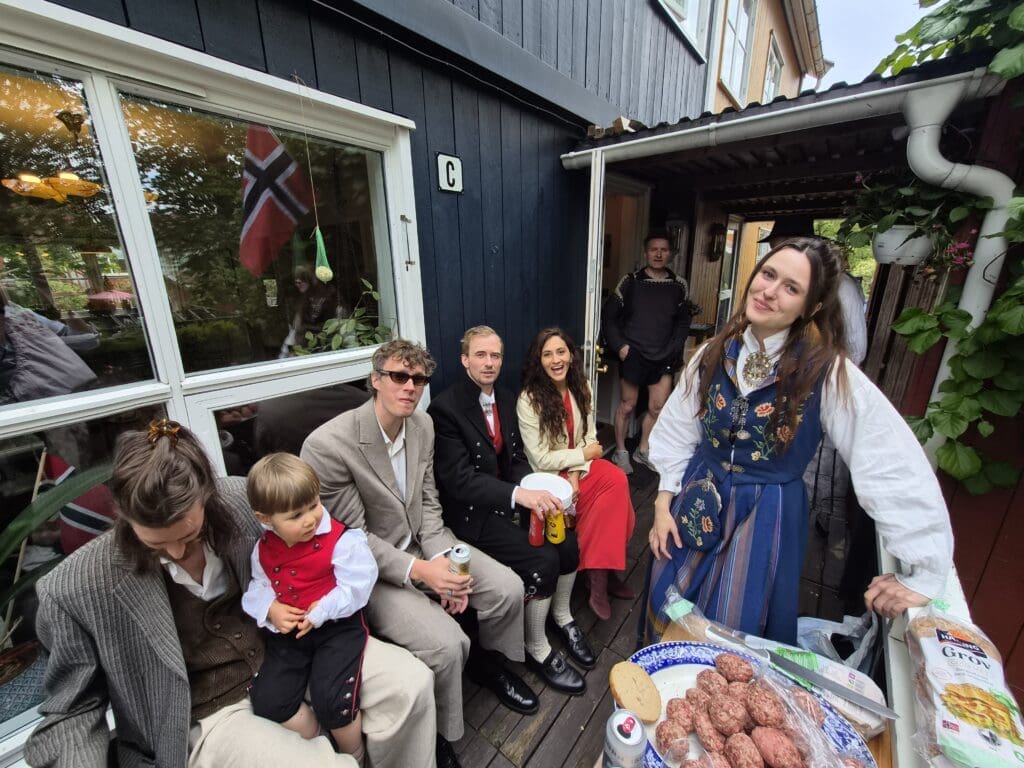 Gjestene gleder seg til burgere på 17. mai.