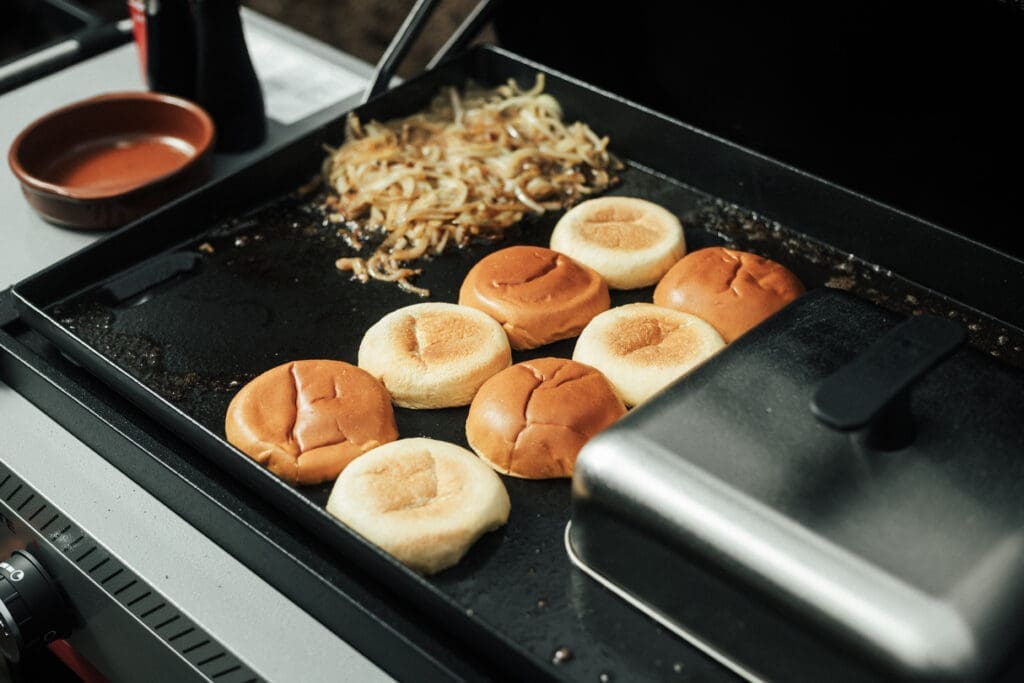 Burgerbrød steker på Weber Slate.