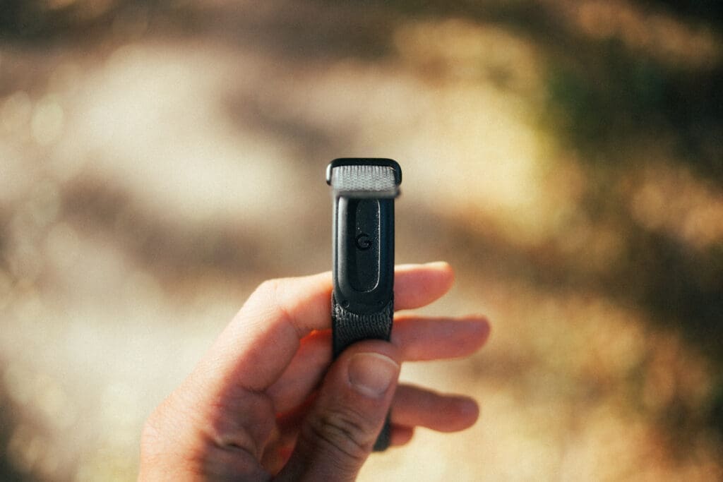 Fitbit Air mot dus bakgrunn.