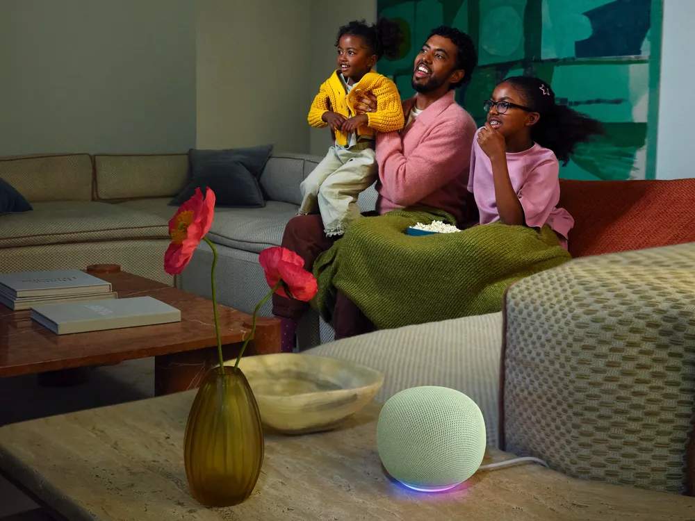 Google Home-høyttaler i fargen Berry på en hylle