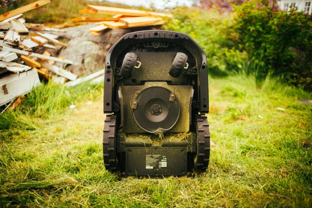 Roborock RockNeo Q110s underside.