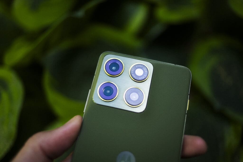 Kameramodul på Motorola Edge 70 med tre linser og blitz i gullringet metall-innfatning