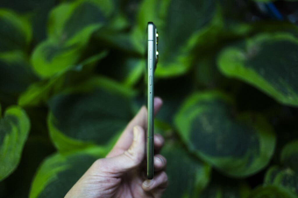 Motorola Edge 70 i sidevisning holdt i hånden – ultratynn profil med volum- og AI-knapper