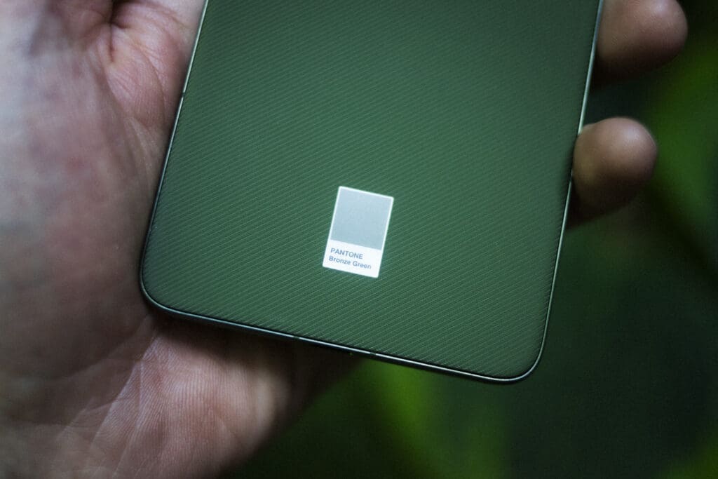 Pantone Bronze Green-signatur på nedre del av baksiden på Motorola Edge 70